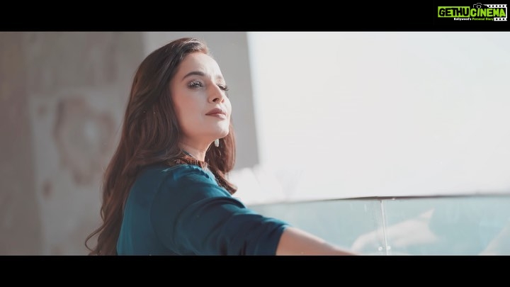 Neelam Kothari Instagram - Since childhood, I've been inclined towards creative arts. I've been blessed to have had ample opportunities to pursue my passion, through films and jewellery design. As I embark on a new journey today, I feel the same excitement and thrill that I felt with every movie release and every piece of jewellery that I designed. Follow me on @linkbnk and get a glimpse of my latest endeavour. #Newbeginnings #NeelamKothariSoni #linkbnk #staytuned #revealingsoon #sneekpeek