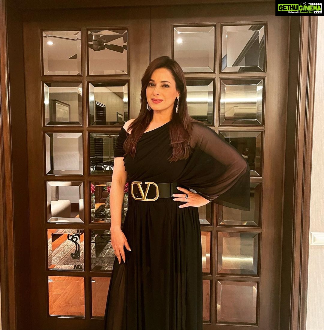 Neelam Kothari Instagram - Hello hello… A fun night out with my girls @bhavanapandey @maheepkapoor missed you @seemakhan76 . Outfit @ramonanaarang ❤️