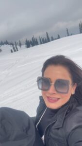 Neelam Kothari Instagram - Nature at it’s best! ❤️.
#kashmir #gulmarg