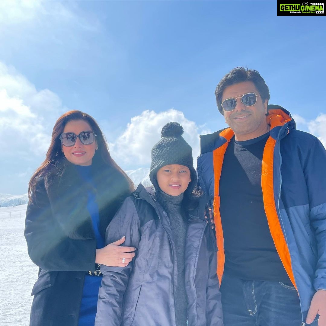 Neelam Kothari Instagram - Heaven on earth❤️ #kashmir #gulmargwinterfestival #indianarmy #jaihind GULMARG-Kashmir