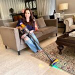 Neelam Kothari Instagram - Who would’ve imagined there’ll come a time where we’ll be able to see the dust that’s not visible to the naked eye. @dyson_india made it easy for us and our homes. This superb laser detect technology solves it all. Trust me the amount of dust I collected out of my rug was shocking. #DysonV12 to the rescue. #DysonIndia #DysonHome #gifted