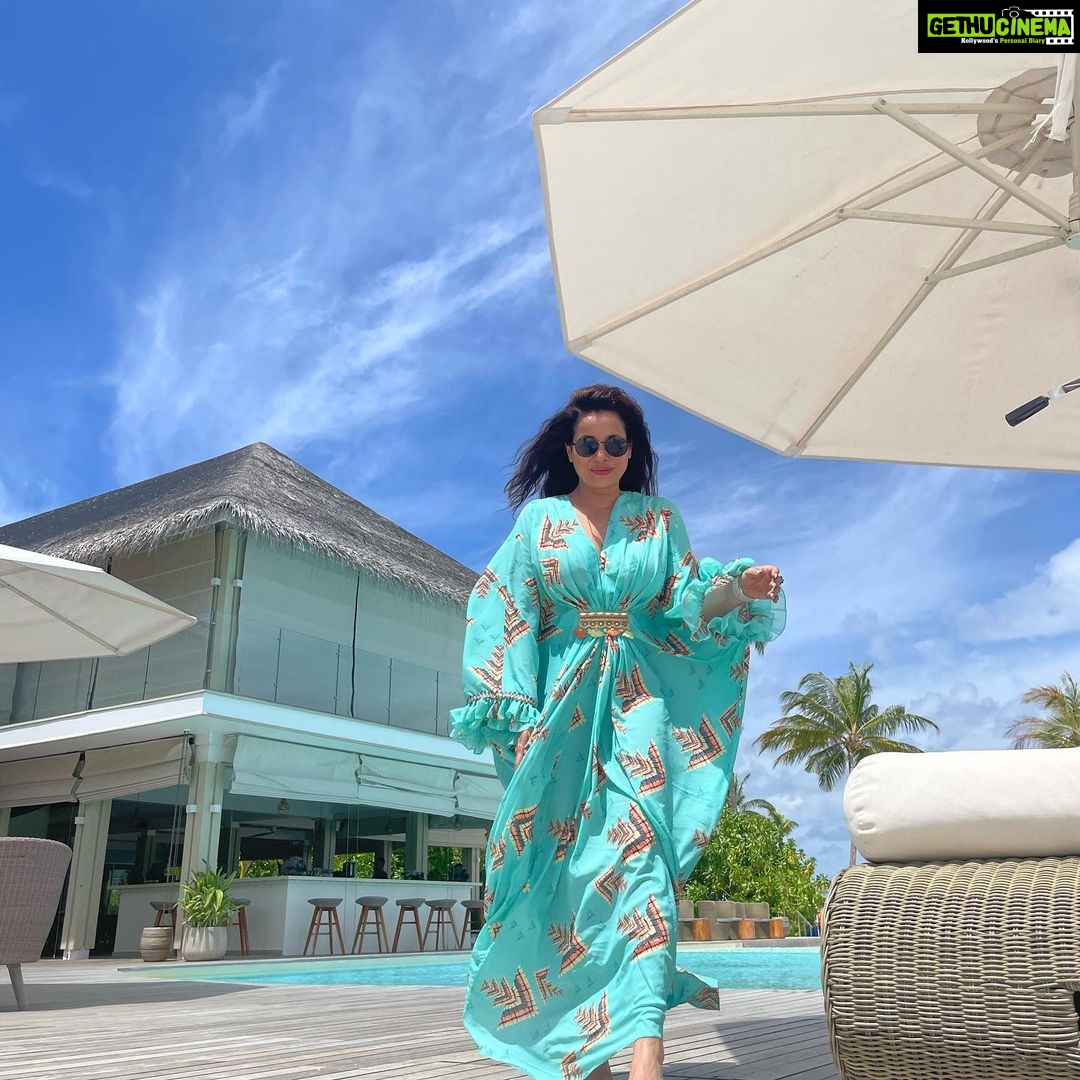 Neelam Kothari Instagram - Hues of blues💙💙 white sand blue skies/ water doesn’t get better than this!!! #BaglioniResortMaldives #BaglioniMaldives #Italianluxury @baglioniresortmaldives @rupalidean Baglioni Maldives