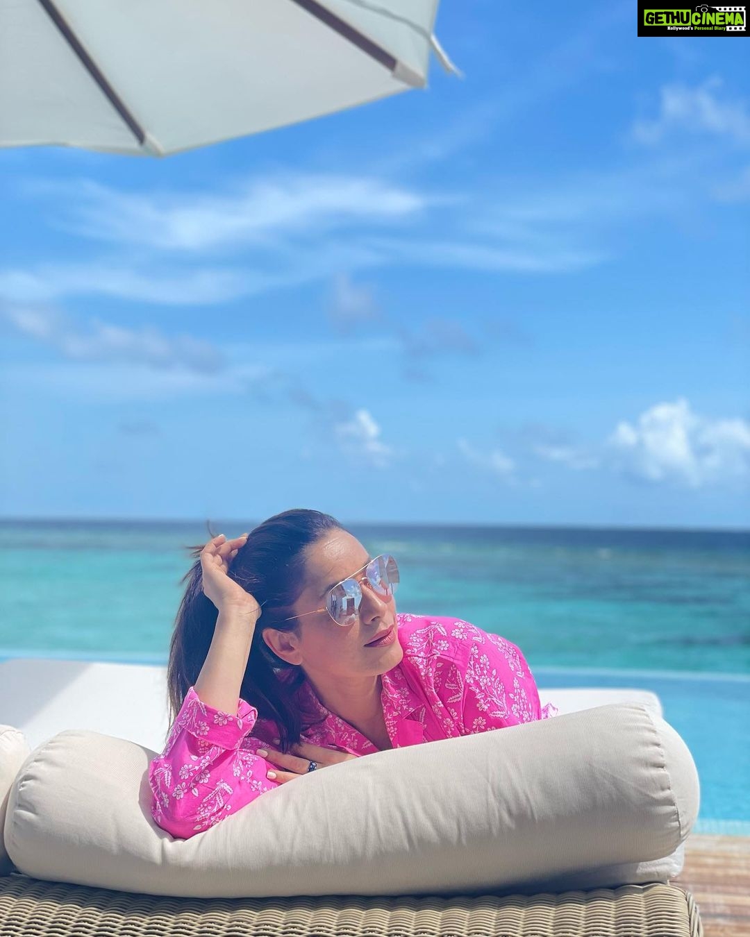 Neelam Kothari Instagram - My idea of a vacation is to relax and chill💕💕#summervibes #BaglioniResortMaldives #BaglioniMaldives #Italianluxury @baglioniresortmaldives @rupalidean Baglioni Maldives