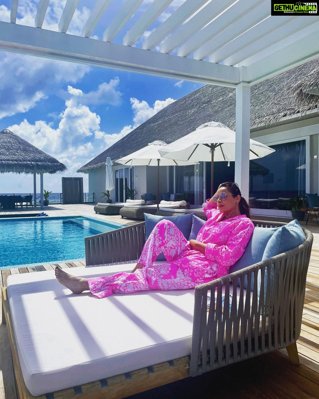 Neelam Kothari Instagram - My idea of a vacation is to relax and chill💕💕#summervibes #BaglioniResortMaldives #BaglioniMaldives #Italianluxury @baglioniresortmaldives @rupalidean Baglioni Maldives
