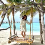 Neelam Kothari Instagram - Heaven is a place on earth 💙 . #maldives #MovenpickKuredhivaruMaldives #MovenpickMaldives #MakingMoments @movenpickkuredhivarumaldives @rupalidean Mövenpick Resort Kuredhivaru Maldives