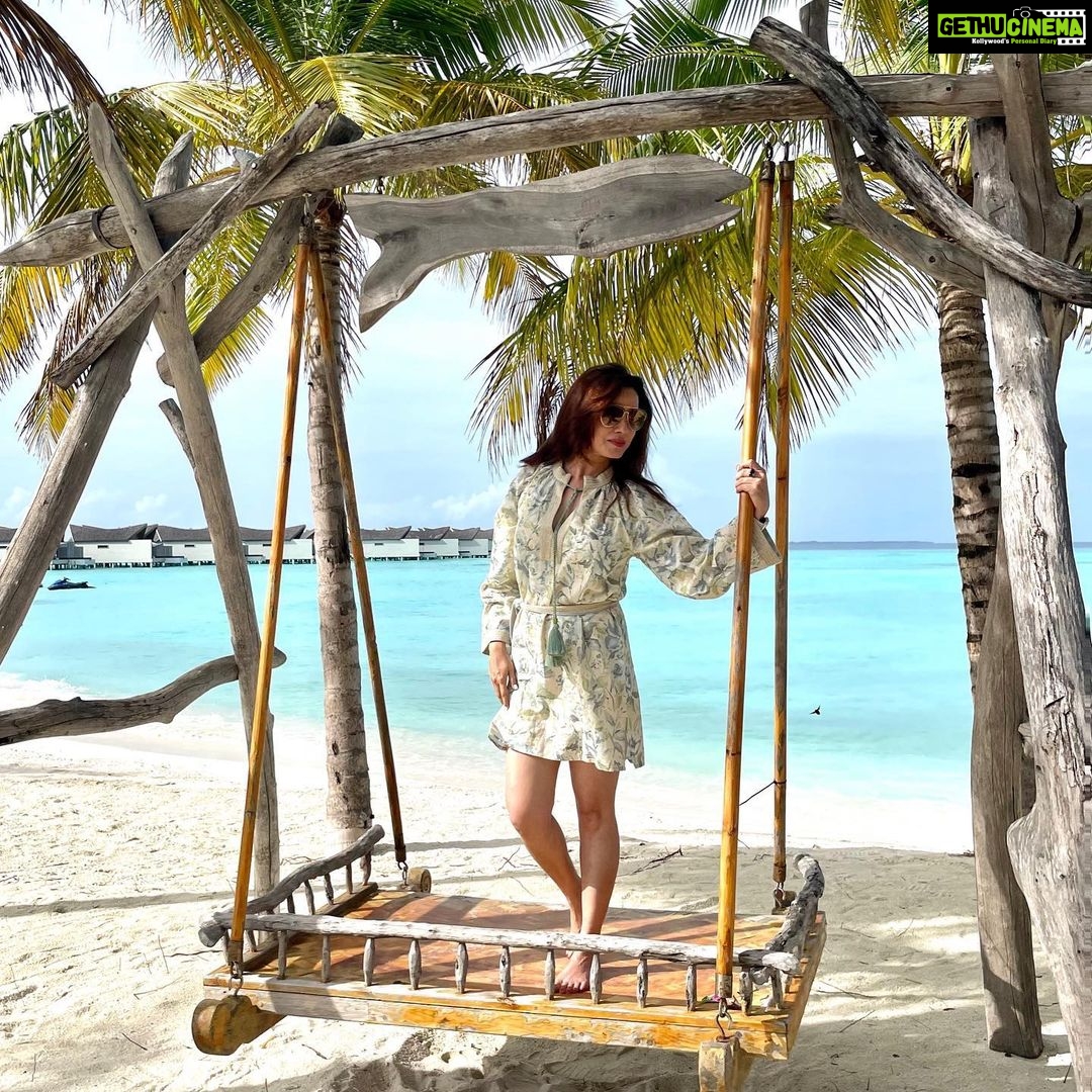 Neelam Kothari Instagram - Heaven is a place on earth 💙 . #maldives #MovenpickKuredhivaruMaldives #MovenpickMaldives #MakingMoments @movenpickkuredhivarumaldives @rupalidean Mövenpick Resort Kuredhivaru Maldives