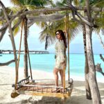 Neelam Kothari Instagram - Heaven is a place on earth 💙 . #maldives #MovenpickKuredhivaruMaldives #MovenpickMaldives #MakingMoments @movenpickkuredhivarumaldives @rupalidean Mövenpick Resort Kuredhivaru Maldives
