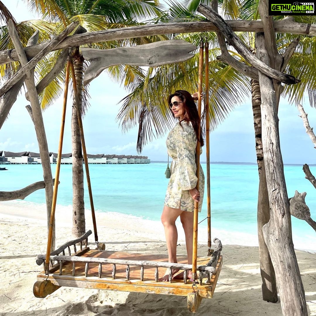 Neelam Kothari Instagram - Heaven is a place on earth 💙 . #maldives #MovenpickKuredhivaruMaldives #MovenpickMaldives #MakingMoments @movenpickkuredhivarumaldives @rupalidean Mövenpick Resort Kuredhivaru Maldives