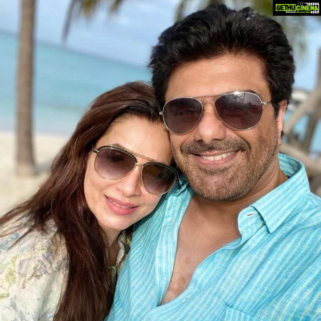 Neelam Kothari Instagram - Heaven is a place on earth 💙 . #maldives #MovenpickKuredhivaruMaldives #MovenpickMaldives #MakingMoments @movenpickkuredhivarumaldives @rupalidean Mövenpick Resort Kuredhivaru Maldives