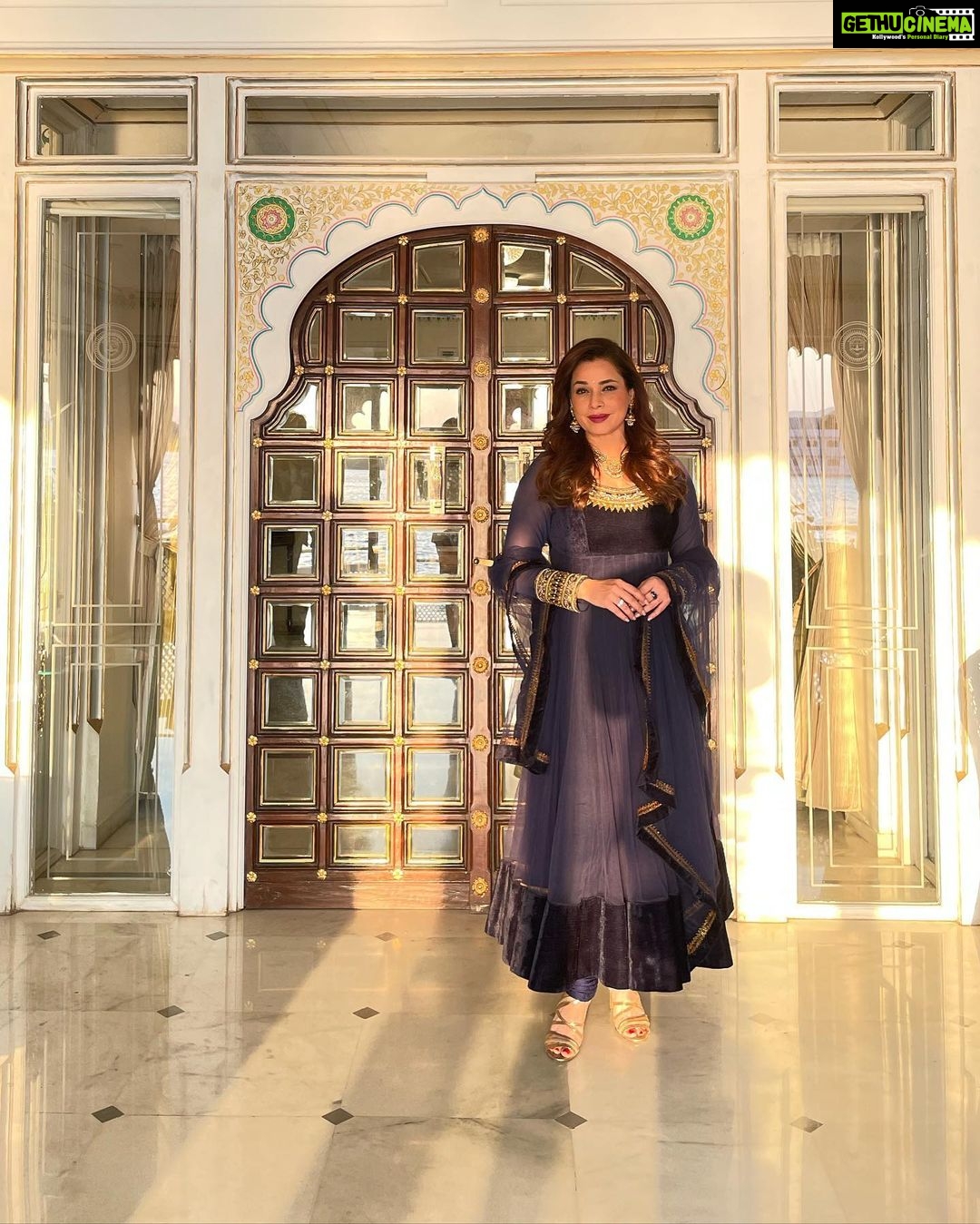 Neelam Kothari Instagram - Weekend done ✅.. . . . . #workmode #womenempowerment #womenachievers #udaipur #art #culture #design #jewellery #luxury #events #interiors