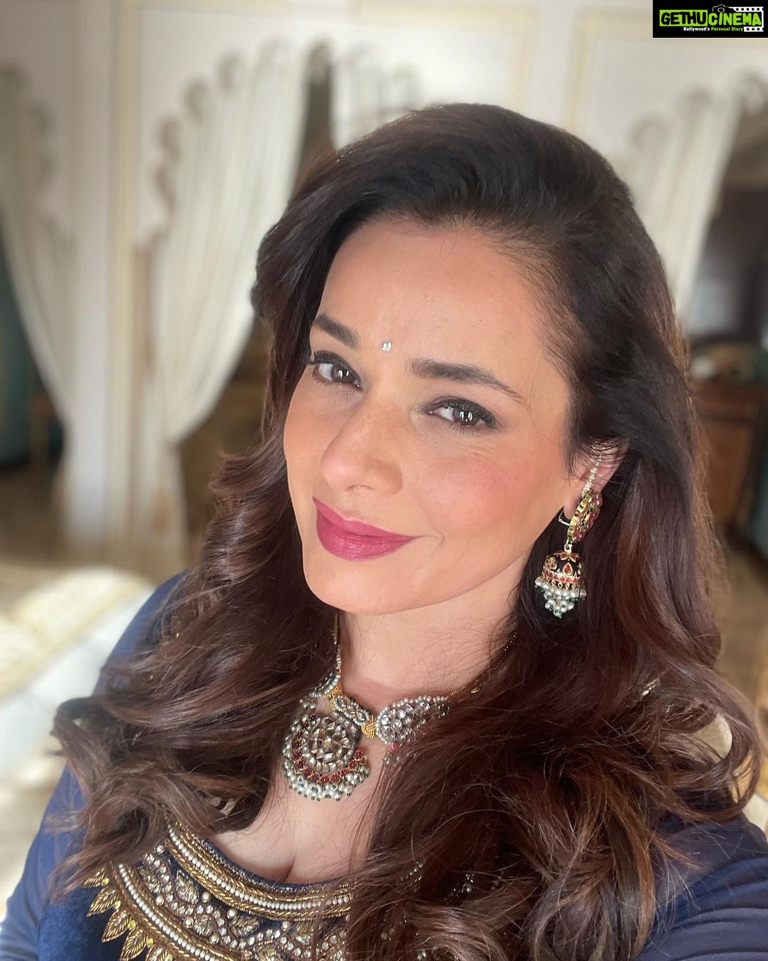 Neelam Kothari Instagram - Weekend done ✅.. . . . . #workmode #womenempowerment #womenachievers #udaipur #art #culture #design #jewellery #luxury #events #interiors