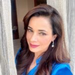 Neelam Kothari Instagram - Monday blues 💙 … . . . . #mondayblues #blue #sapphire #art #design #creation #jewellery #luxury #luxurylifestyle #luxurydesign #awards #delhi