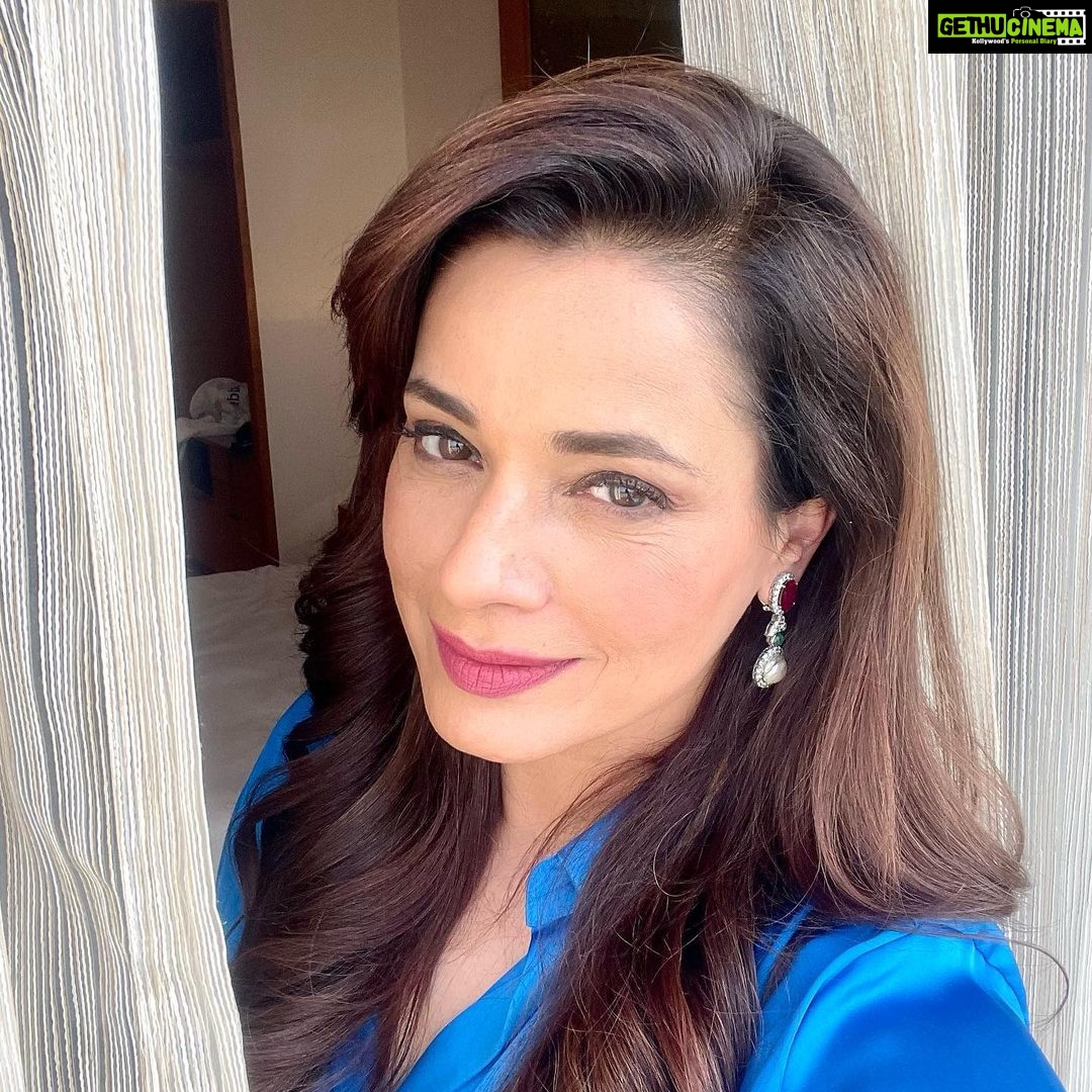 Neelam Kothari Instagram - Monday blues 💙 … . . . . #mondayblues #blue #sapphire #art #design #creation #jewellery #luxury #luxurylifestyle #luxurydesign #awards #delhi