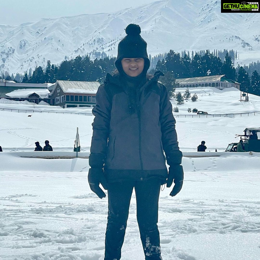 Neelam Kothari Instagram - Heaven on earth❤️ #kashmir #gulmargwinterfestival #indianarmy #jaihind GULMARG-Kashmir