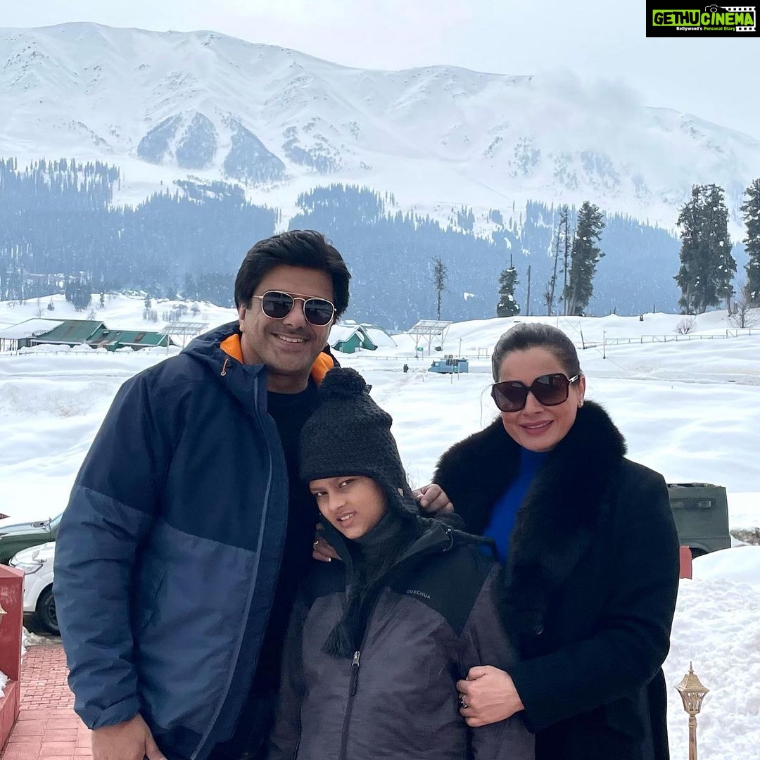 Neelam Kothari Instagram - Heaven on earth❤️ #kashmir #gulmargwinterfestival #indianarmy #jaihind GULMARG-Kashmir