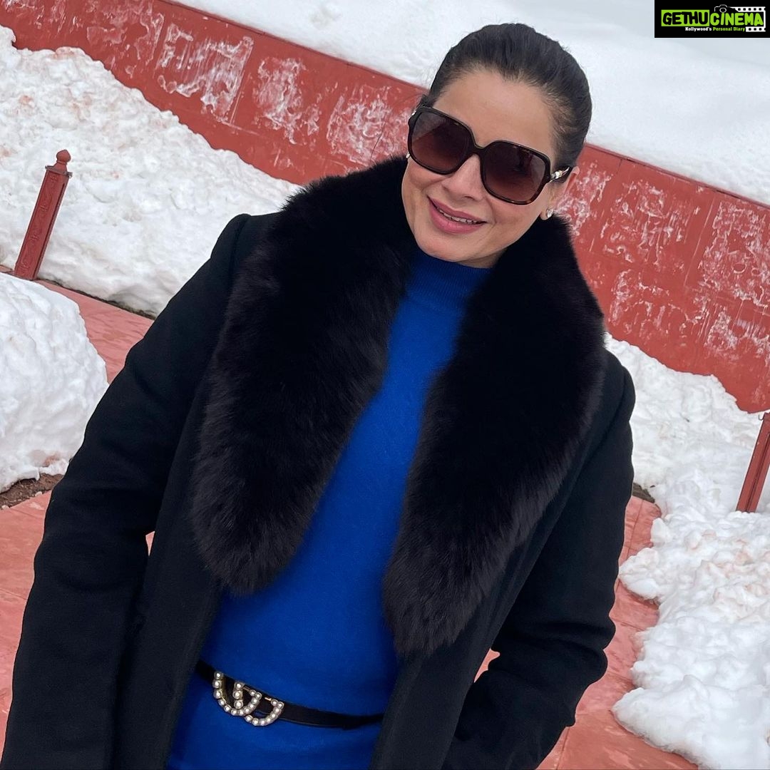 Neelam Kothari Instagram - Heaven on earth❤️ #kashmir #gulmargwinterfestival #indianarmy #jaihind GULMARG-Kashmir