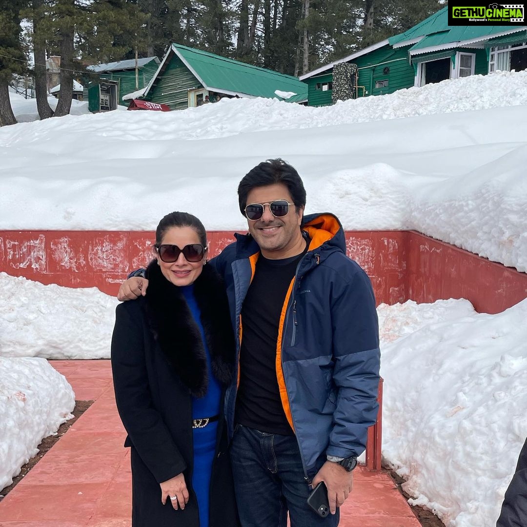 Neelam Kothari Instagram - Heaven on earth❤️ #kashmir #gulmargwinterfestival #indianarmy #jaihind GULMARG-Kashmir