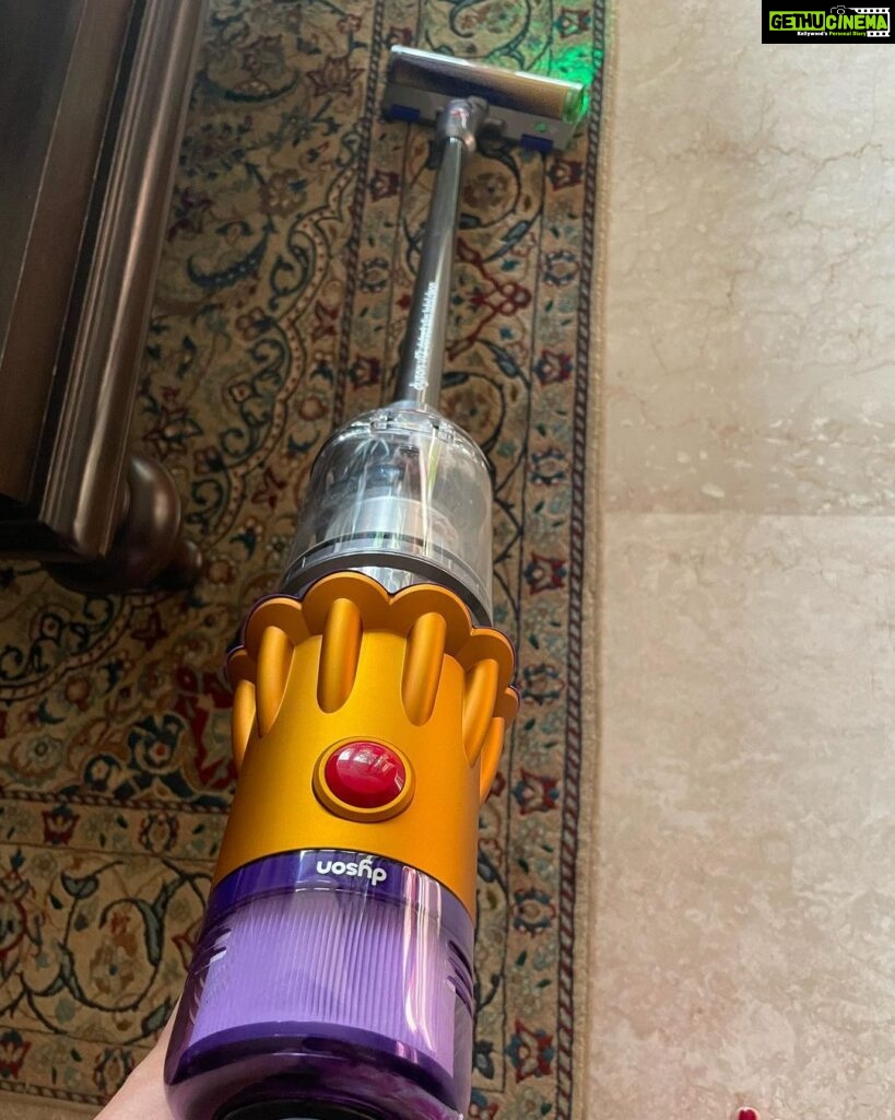 Neelam Kothari Instagram - Who would’ve imagined there’ll come a time where we’ll be able to see the dust that’s not visible to the naked eye. @dyson_india made it easy for us and our homes. This superb laser detect technology solves it all. Trust me the amount of dust I collected out of my rug was shocking. #DysonV12 to the rescue. #DysonIndia #DysonHome #gifted