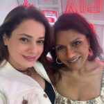 Neelam Kothari Instagram - When the Bollywood wives met Mindy!! ❤️ @mindykaling An afternoon well spent, great conversations and a good laugh was Fabulous meeting you ❤️ #fabuloulivesofbollywoodlives #neverhaveiever Netflix