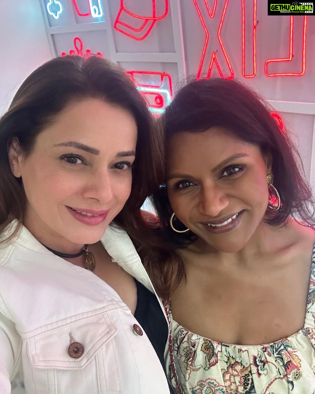Neelam Kothari Instagram - When the Bollywood wives met Mindy!! ❤️ @mindykaling An afternoon well spent, great conversations and a good laugh was Fabulous meeting you ❤️ #fabuloulivesofbollywoodlives #neverhaveiever Netflix