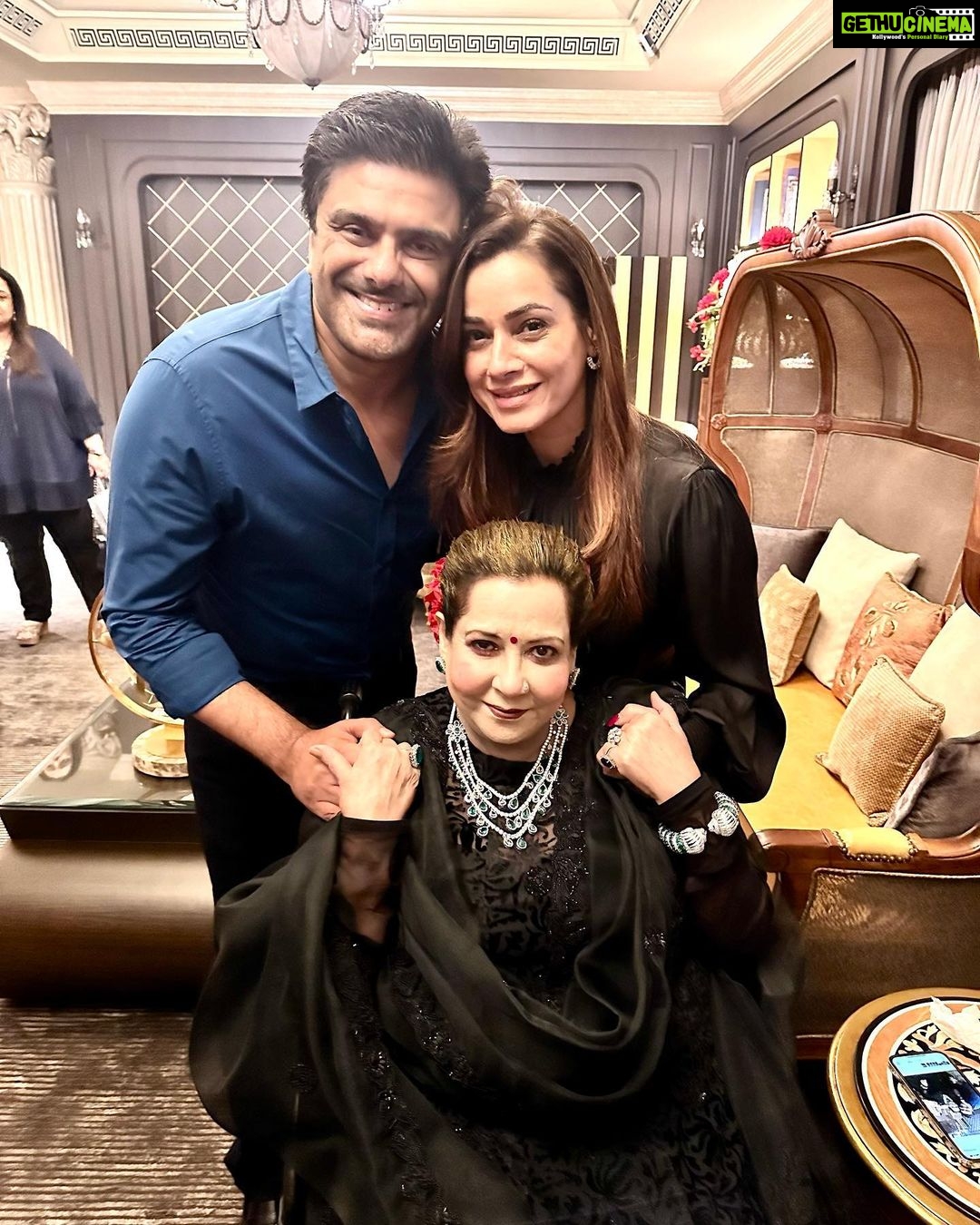Neelam Kothari Instagram - Happy birthday Shobha auntie @shobha9168. With some of my all time favourites ❤️❤️ @samirsoni123 @ektarkapoor @shabskofficial @neetu54