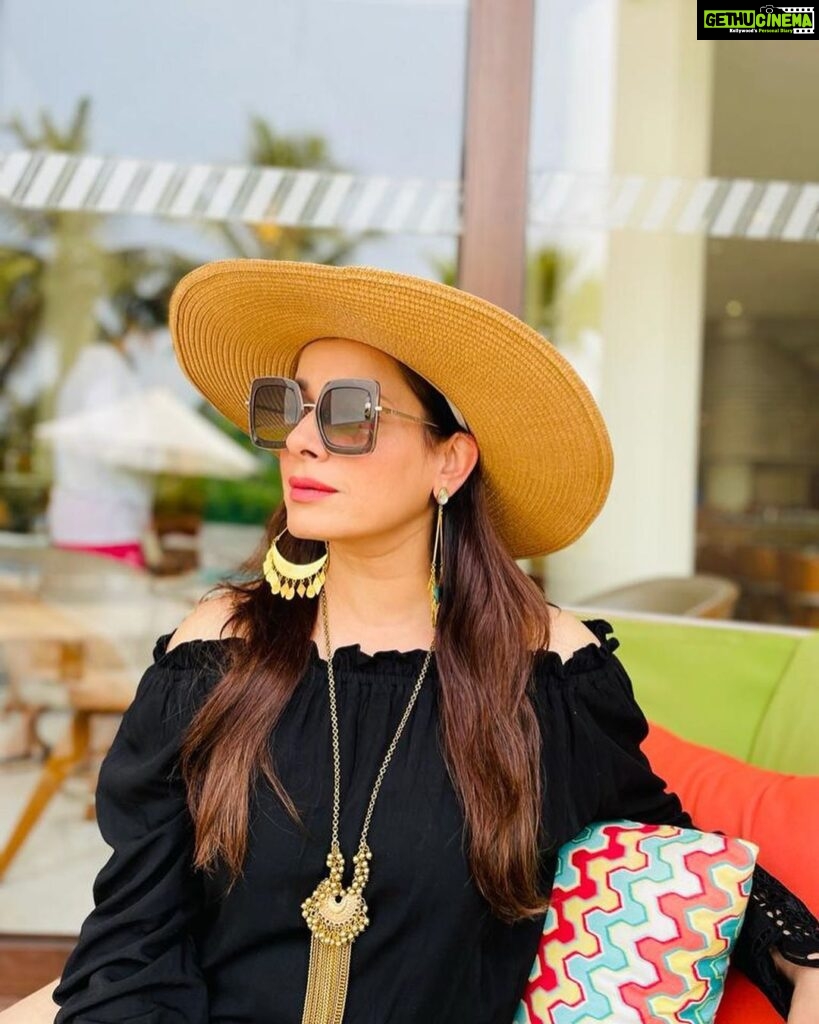 Neelam Kothari Instagram - Everyone needs a little sunshine ☀️ 🌈☀️ I just got mine. Thank you @w_goa for your hospitality you have a super team who took such good care of Ahana and me. ❤️ ps… still waiting for that perfect tan 😅 . @tanveerkwatra @rupalidean @sohrababa @natsravi . . #wgoa #whotels #wescapes #bonvoy W GOA