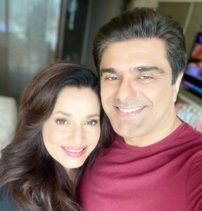 Neelam Kothari Instagram - Always fun being back on a set and that too with my husband 😍 @samirsoni123 .. Oh and I like you clean shaven by the way 😜