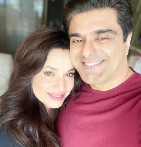 Neelam Kothari Instagram - Always fun being back on a set and that too with my husband 😍 @samirsoni123 .. Oh and I like you clean shaven by the way 😜