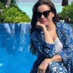 Neelam Kothari Instagram - Hmmm…. Wouldn’t mind a vacation! When will things ever be the same ?? 🤔. #throwback . #maldives #throwback #vacation #takemeback #travel #lockdown2021