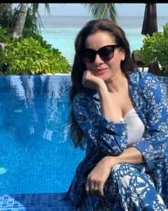 Neelam Kothari Instagram - Hmmm…. Wouldn’t mind a vacation! When will things ever be the same ?? 🤔. #throwback .

#maldives #throwback 
#vacation #takemeback #travel #lockdown2021