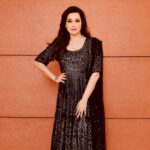 Neelam Kothari Instagram - Had so much fun on #superdancerchapter4!! @sonytvofficial. These kids are super talented and so so adorable. Watch it tonight at 8 pm on Sony. . . . Wearing . @neelamjewelsofficial . @vibrance_by_ananya . Make up + hair . @bhavyaarora @nidhiagarwalmua . Photography 📸. @sajidkhan_photography . @viniyardfilms