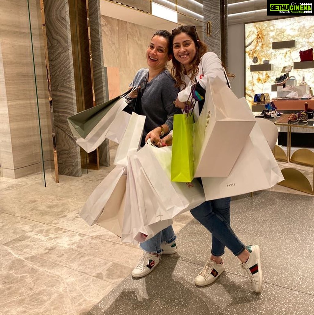Neelam Kothari Instagram - Shop till you drop!! 😂 #bts #throwback #doha @bhavanapandey @shnoy09 #fabulouslives