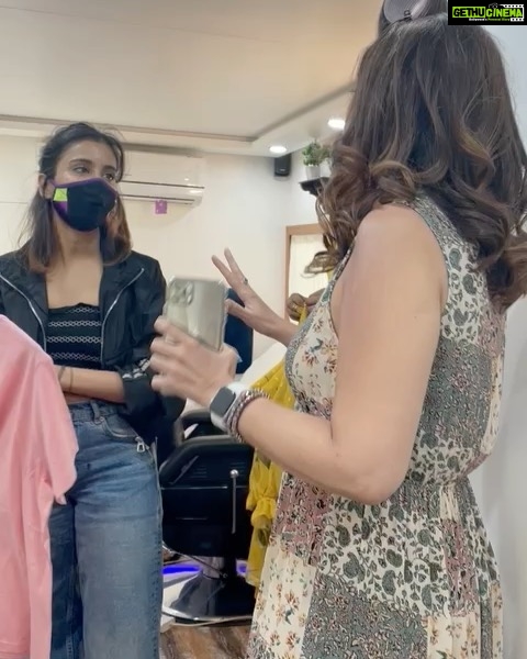Neelam Kothari Instagram - Hysterical!!! NO FRILLS😂 I love you Sanju ...@shnoy09 miss you all miss the madness @bhavanapandey @maheepkapoor @seemakhan76 @aneeshabaig @karanjohar thank you @bhavyaarora for these mad videos!! Too much fun. #bts #throwback #fabulouslives #fabulouslivesofbollywoodwives