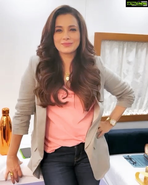 Neelam Kothari Instagram - I’m back in action! ❤️ thanks @bhavyaarora for the #bts footage.. send me more 😂 #throwback