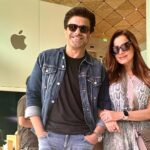 Neelam Kothari Instagram - At my favourite store with some of my favourite people #apple #iphone15pro #madeinindia @apple @samirsoni123 @bhavanapandey @seemakiransajdeh @maheepkapoor Apple BKC