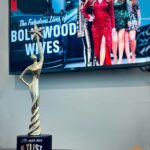 Neelam Kothari Instagram - This is just so awesome!! 😍😍 Thank you everyone for so much love. #FabulousLives 🙏🏻🙏🏻 Thank you @middayindia @radiocityindia hitlist OTT award for best series -non fiction!! Congratulations to the whole team of #FabulousLivesOfBollywoodWives @karanjohar @apoorva1972 @aneeshabaig @dharmaticent @netflix_in @seemakhan76 @bhavnapandey @maheepkapoor @mfredcall @uttam.domale and the entire cast and crew !!! ❤️❤️🍾🍾