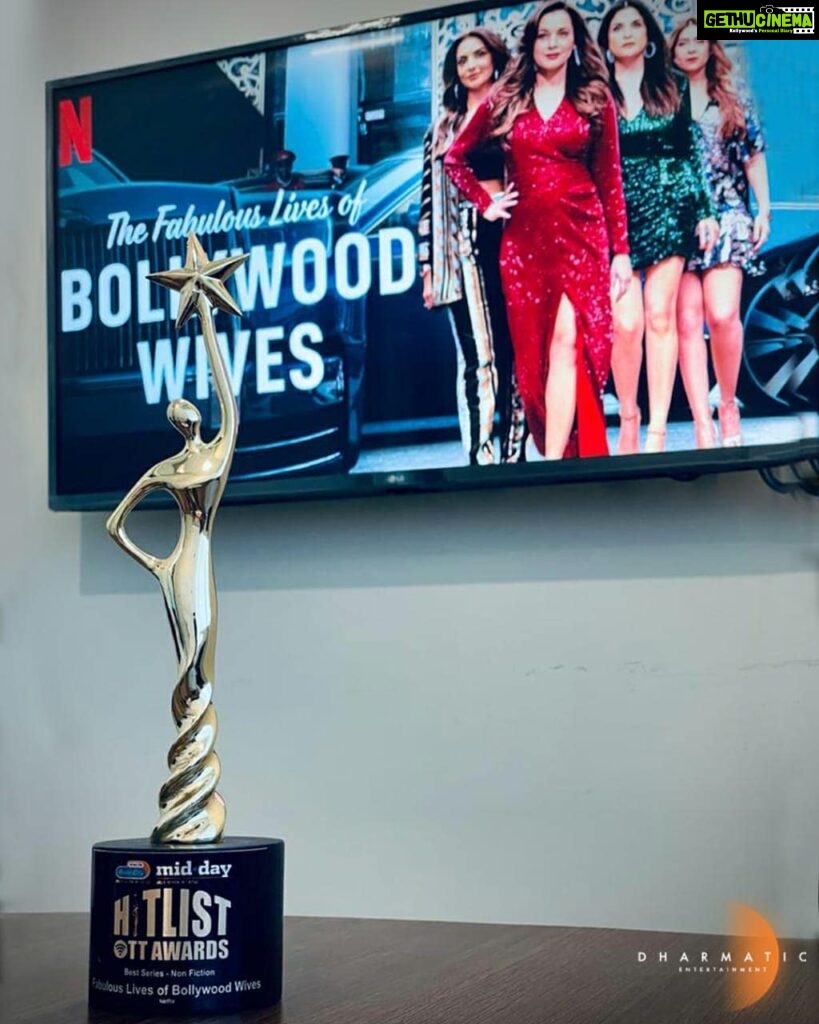 Neelam Kothari Instagram - This is just so awesome!! 😍😍 Thank you everyone for so much love. #FabulousLives 🙏🏻🙏🏻 Thank you @middayindia @radiocityindia hitlist OTT award for best series -non fiction!! Congratulations to the whole team of #FabulousLivesOfBollywoodWives @karanjohar @apoorva1972 @aneeshabaig @dharmaticent @netflix_in @seemakhan76 @bhavnapandey @maheepkapoor @mfredcall @uttam.domale and the entire cast and crew !!! ❤️❤️🍾🍾