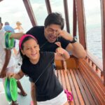 Neelam Kothari Instagram - Catch of the day.... 😂🐠. @samirsoni123 . @lilybeachresortmaldives @rupalidean . #lilybeach #vacation #bestholidayever Lily Beach Resort & Spa at Huvahendhoo, Maldives