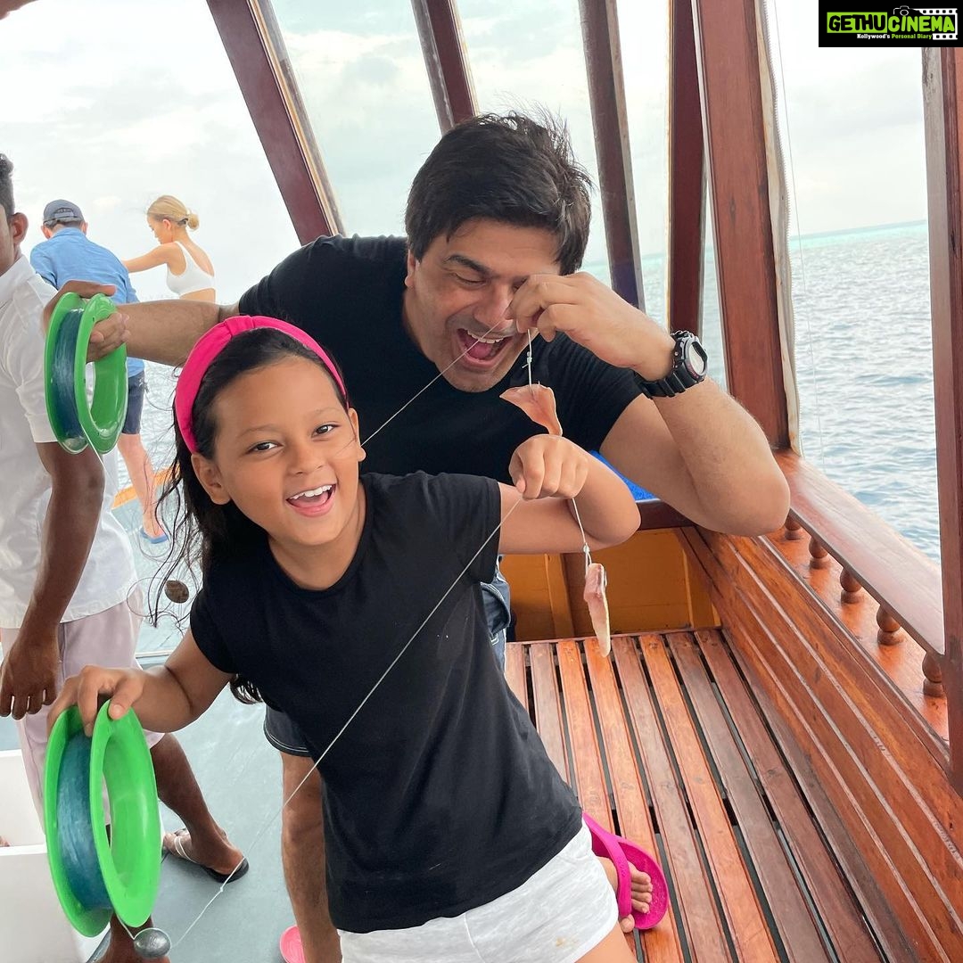Neelam Kothari Instagram - Catch of the day.... 😂🐠. @samirsoni123 . @lilybeachresortmaldives @rupalidean . #lilybeach #vacation #bestholidayever Lily Beach Resort & Spa at Huvahendhoo, Maldives