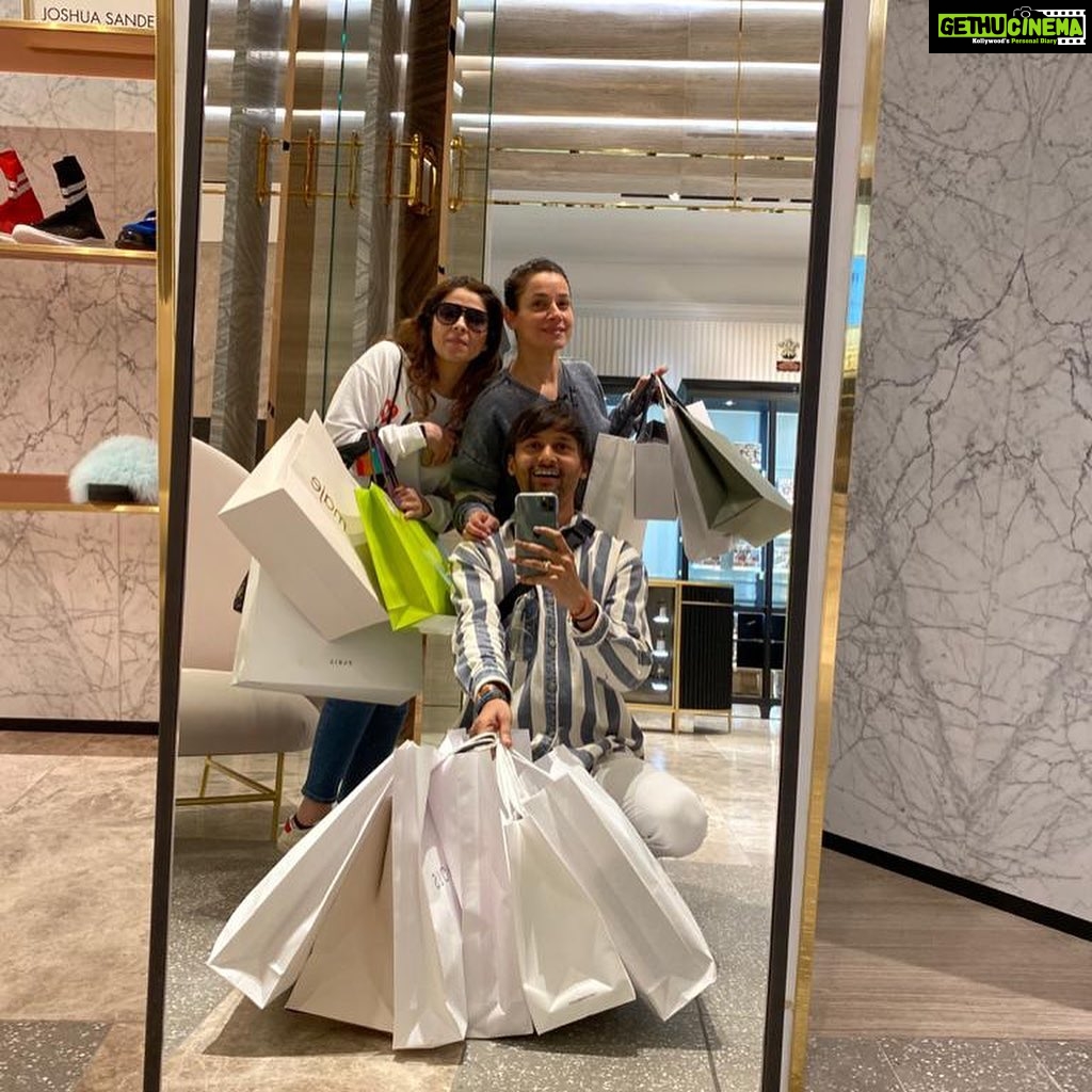 Neelam Kothari Instagram - Shop till you drop!! 😂 #bts #throwback #doha @bhavanapandey @shnoy09 #fabulouslives