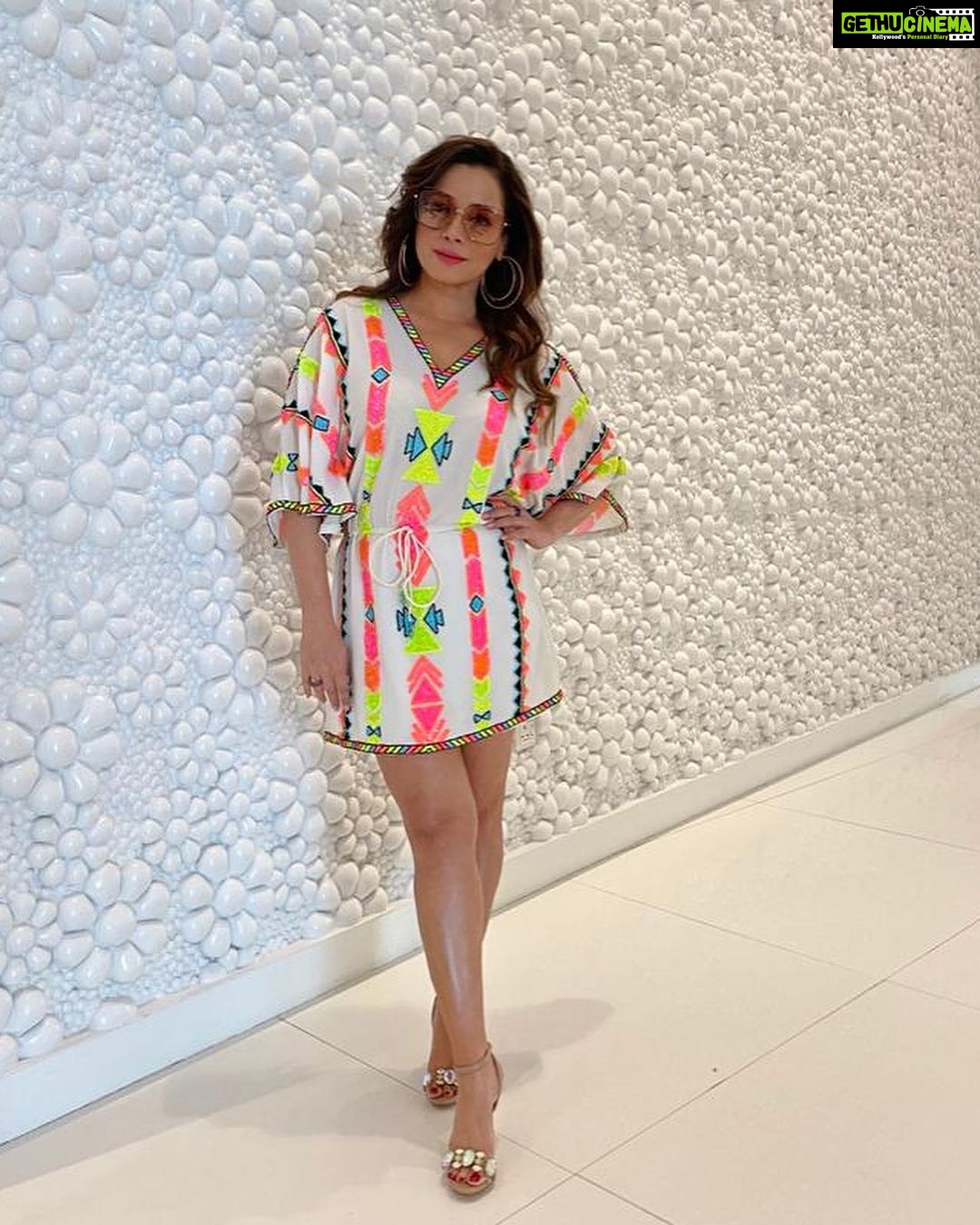 Neelam Kothari Instagram - Throwback.. #fabulouslivesofbollywoodwives Season1 ❤️ #Doha Styling @shnoy9 Outfit @seemakiransajdeh