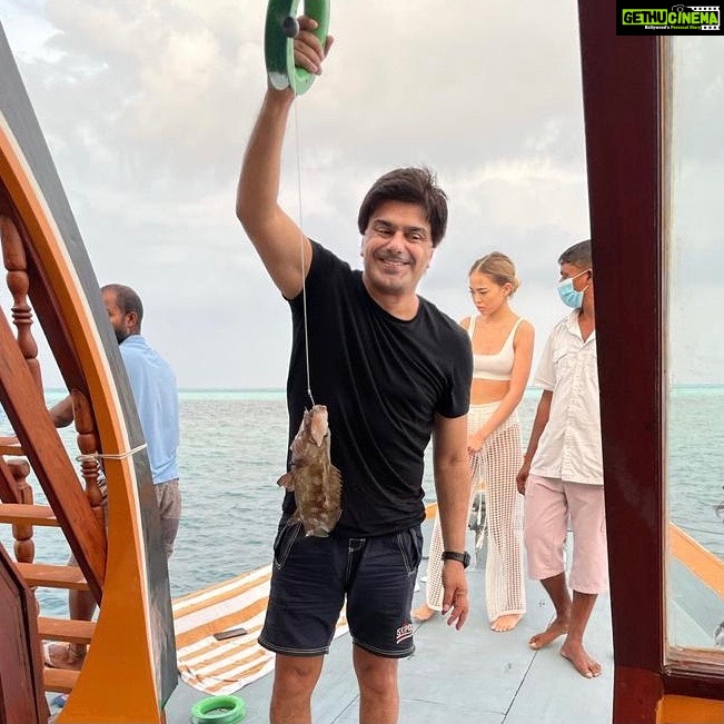 Neelam Kothari Instagram - Catch of the day.... 😂🐠. @samirsoni123 . @lilybeachresortmaldives @rupalidean . #lilybeach #vacation #bestholidayever Lily Beach Resort & Spa at Huvahendhoo, Maldives