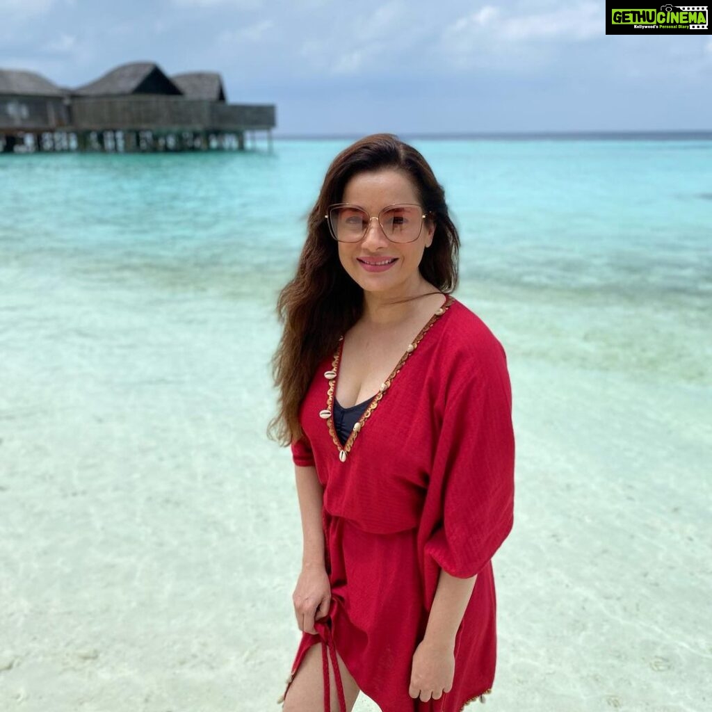Neelam Kothari Instagram - Sun kissed 🤩🌈🏝. . . @lilybeachresortmaldives @rupalidean . #vacation #valentine #lilybeachresortmaldives #lilybeach Lily Beach Resort & Spa at Huvahendhoo, Maldives