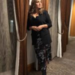 Neelam Kothari Instagram - Strike a pose.. 🖤🖤 #sydney