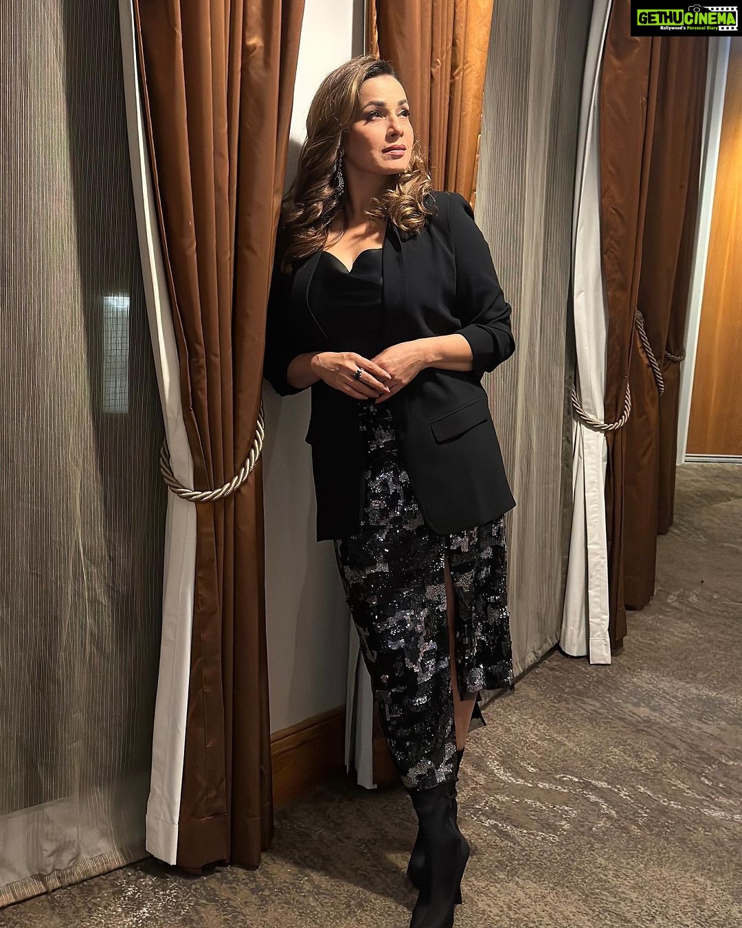 Neelam Kothari Instagram - Strike a pose.. 🖤🖤 #sydney