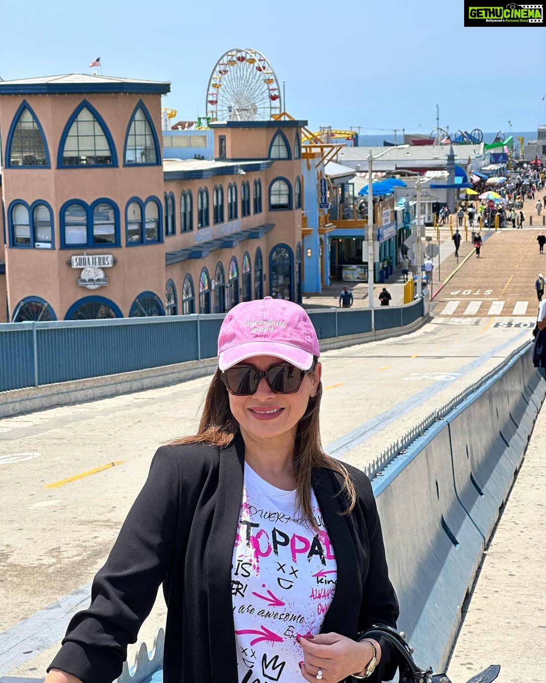 Neelam Kothari Instagram - Bright and sunny California ☀️☀️💖💖 @cry.america @crysandiego Santa Monica Beach and Pier, Santa Monica, California