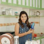 Neelima Rani Instagram - Tame the kitchen chaos by substituting the long process of preparing millet meals with a warm glass of Millets Chocolate Horlicks like me! 🍫🥣 Aditi simply loves the chocolaty bliss, and that’s how the nutritious millets smoothly blended into her favorite drink. To all the moms juggling between time, nutrition, and the fussy eating habits of their little ones, the magical potion is here! 👏 ❣️ It’s time for parenting wins, and bidding goodbye to elaborate WhatsApp University recipes. I say, bring on the convenience coupled with nutrition today, with the Millets Chocolate Horlicks! 🥳💪🏆 #MilletsChocolateHorlicks #PalaiyaUttaccattinPutiyaTaste #HorlicksHack #GoodbyeGrainGrinding #BalancedNutrition #SmilesWithHorlicks #MilletsMadeFun #MilletNutrition #HassleFreePreparation #yummyfortummy