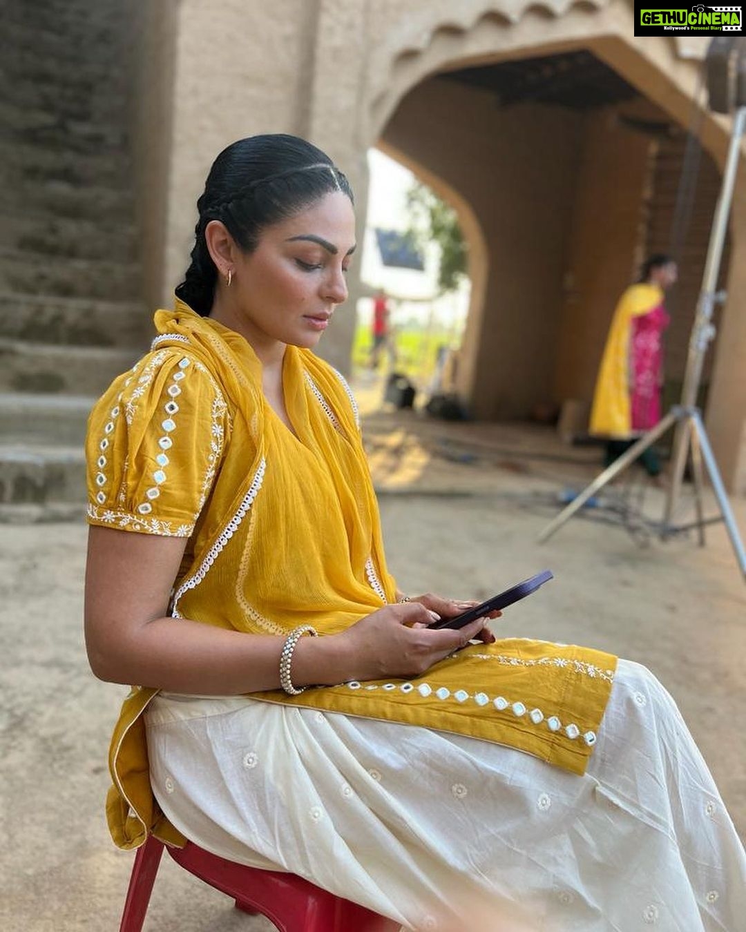 Neeru Bajwa Instagram - ☀️ @designer.nitasha #simran @hairbyramacoiffeur @rajamakeover #lovely #myassistant