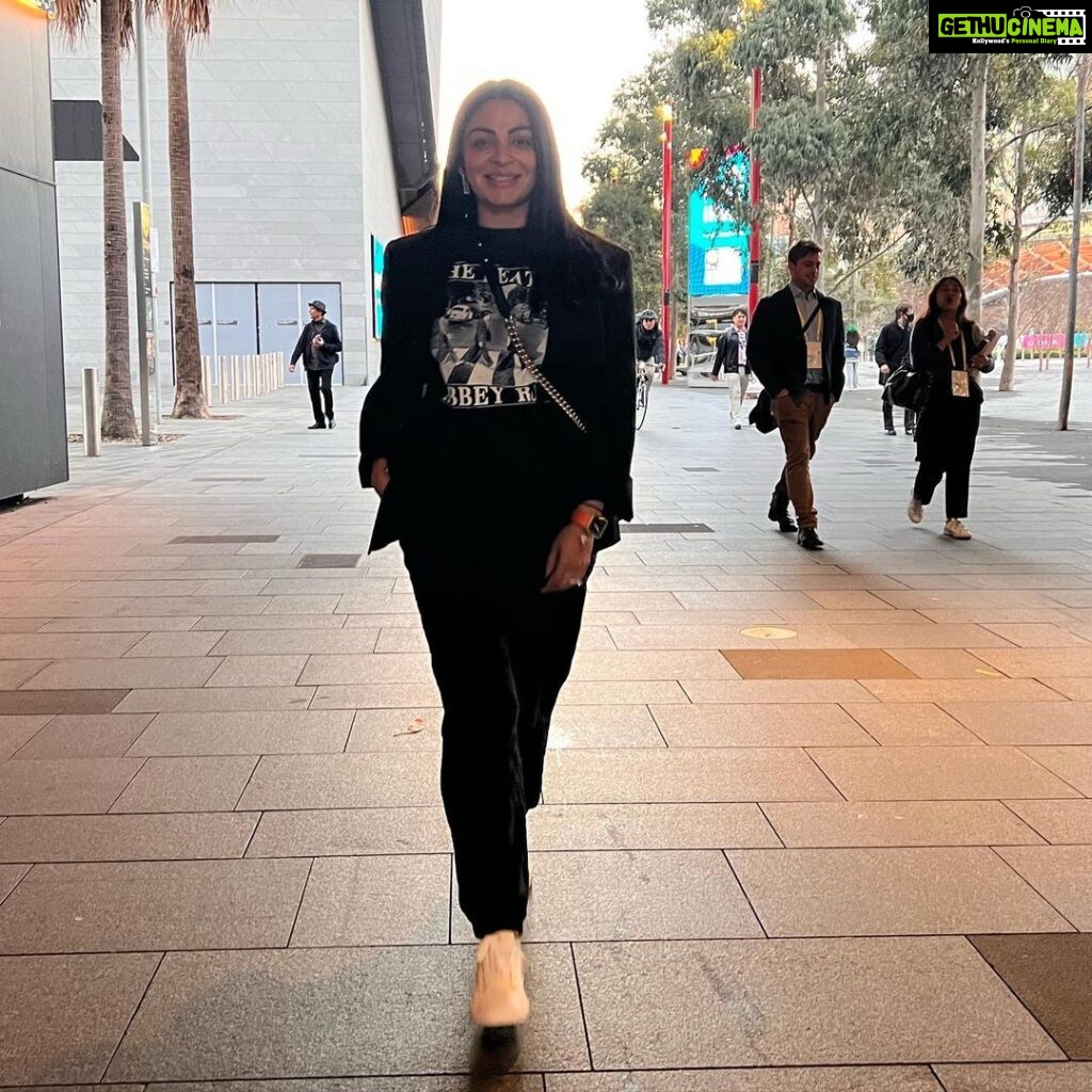 Neeru Bajwa Instagram - #walking 📸 @aanaya_k_jawandha