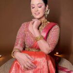 Neetha Ashok Instagram – ನವರಾತ್ರಿಯ ಮೊದಲ ದಿನ ಅಂದರೆ ಪ್ರಪಾದವು ಶೈಲಪುತ್ರಿ ದೇವತೆಯನ್ನು ಆರಾಧಿಸಲಾಗುತ್ತದೆ. ಪುತ್ರಿ ಎಂದರೆ ಮಗಳು, ಶೈಲ ಎಂದರೆ ಪರ್ವತ. ಅಲ್ಲದೆ, ಪಾರ್ವತಿ ದೇವಿಗೆ ಪ್ರಾಮುಖ್ಯತೆ ನೀಡಲಾಗುತ್ತದೆ. ಶೈಲಪುತ್ರಿ ದೇವಿಯು ಪರ್ವತ ದೇವನ ಮಗಳು.

MUA : @artistryby_priyankaharish
Designer/stlying: @vibbhinna 
Actress : @neethaashok01
Photographer: @dimaphotography 
Hairstyle – @hairstyle_by_shalinimahadev 
Concept : @_dha_rshiniii
Jewels : @aabushanjewellery1941

#trendingreels #trendingsongs #trending #trendingaudio #trendsetter #viralvideos #viralreels #viralvideo #viralposts #virals #reels #reelsinstagram #reelsvideo #reelkarofeelkaro #reelitfeelit #reelitfeelit❤️❤️ #reelitfeelit✨ #reelsinsta #meta 

@bridesofbangalore_ @bridesofkarnatakaa @bridesofsouthindia_ @bridesofsouthindia_ @bridalstylediary @bridalaffairind @weddingsutra @wedmegoodsouth @weddingz.in @weddingbazaarofficial @weddingbazaarofficial @weddingplz @theweddingbrigade @shaadimagic @indian__wedding @weddingz.in @weddingplz @weddingblouses @missblouses @blouzes @dreamindianweddingblog @dreampictureswedding